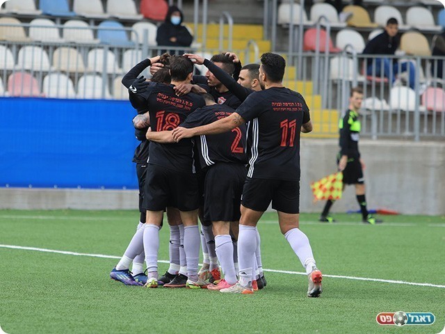 שחקני טירה חוגגים יתרון מוקדם (דאפר מחמיד)